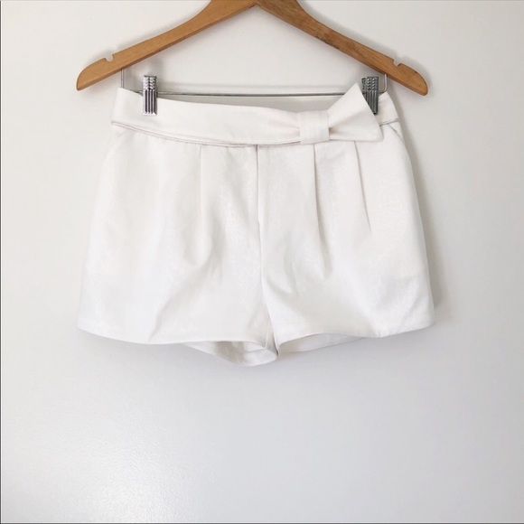 LAMPS Pants - LAMPS Chic White Beautiful Shorts With Bow